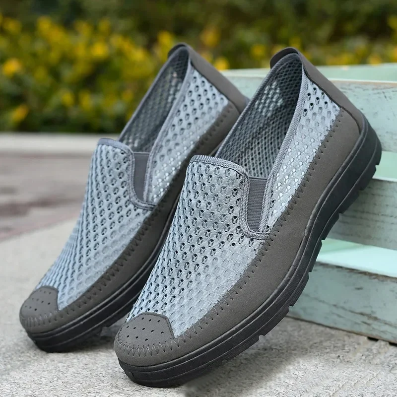 Scarpe estive da uomo in mesh traspirante, basse e casual.