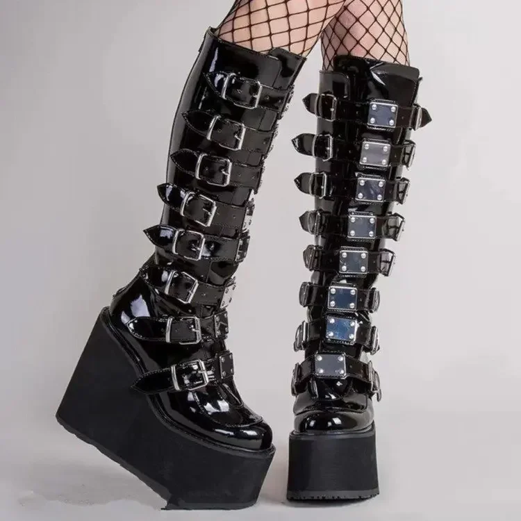 Stivali da donna in pelle con cinturino con fibbia in stile gotico e scarpe lunghe
