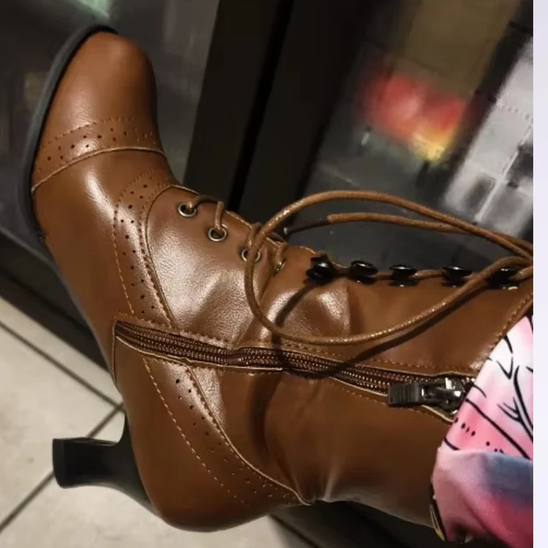 Stivaletto alla moda con punta affilata e suola spessa