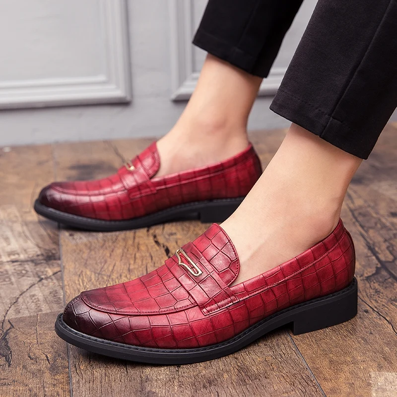 Mocassini con scarpe a punta rossa Scarpe da club