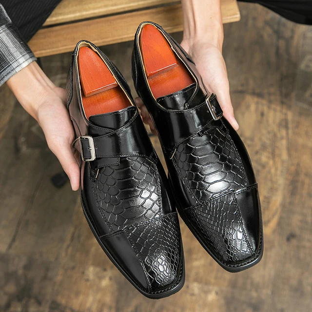 Scarpe eleganti da uomo con scarpe nere a punta con fibbia casual