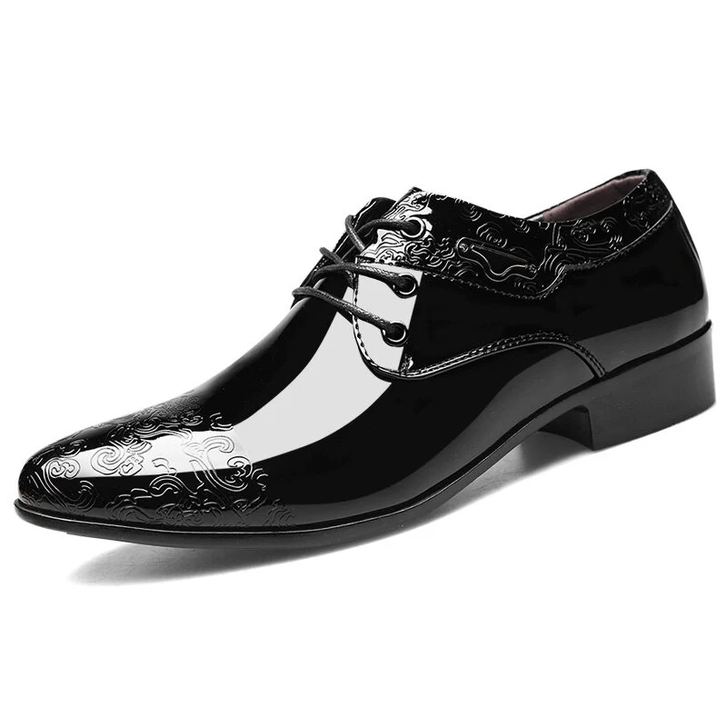 Scarpe con la punta ad ala